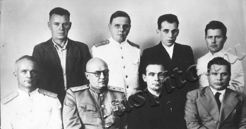 Подробнее о статье Участники торжественного собрания, посвященного вручению Переходящего Красного Знамени завода «Ревтруд» (Ед.хр. 3280)