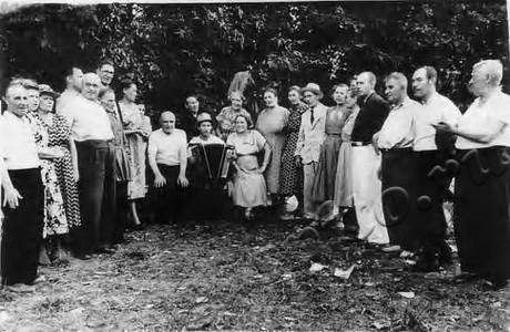 Подробнее о статье Ветераны партии, комсомола завода «Ревтруд», работники партийного архива, сотрудники краеведческого музея на отдыхе (Ед.хр. 3290)