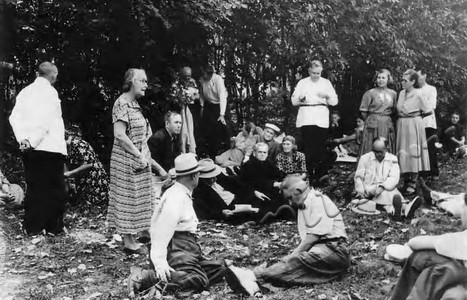 Подробнее о статье Ветераны партии, комсомола завода «Ревтруд», работники партийного архива, сотрудники краеведческого музея на отдыхе (Ед.хр. 3291)