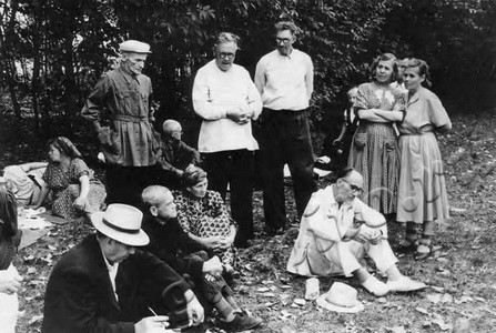 Подробнее о статье Ветераны партии, комсомола завода «Ревтруд», работники партийного архива, сотрудники краеведческого музея на отдыхе (Ед.хр. 3292)