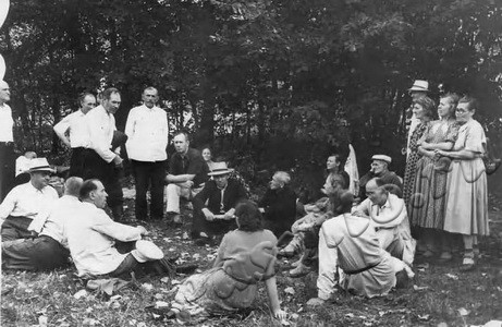 Подробнее о статье Ветераны партии, комсомола завода «Ревтруд», работники партийного архива, сотрудники краеведческого музея на отдыхе (Ед.хр. 3298)