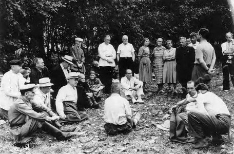 Подробнее о статье Ветераны партии, комсомола завода «Ревтруд», работники партийного архива, сотрудники краеведческого музея на отдыхе (Ед.хр. 3299)