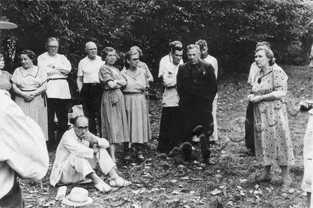 Подробнее о статье Ветераны партии, комсомола завода «Ревтруд», работники партийного архива, сотрудники краеведческого музея на отдыхе (Ед.хр. 3300)