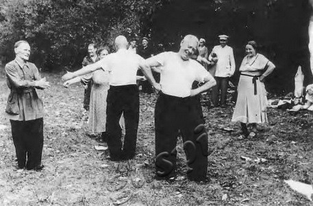 Подробнее о статье Ветераны партии, комсомола завода «Ревтруд», работники партийного архива, сотрудники краеведческого музея на отдыхе (Ед.хр. 3301)