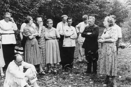 Подробнее о статье Ветераны партии, комсомола завода «Ревтруд», работники партийного архива, сотрудники краеведческого музея на отдыхе (Ед.хр. 3303)