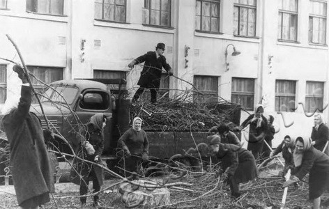 Подробнее о статье Рабочие завода «Ревтруд» на коммунистическом субботнике (Ед.хр. 3314)
