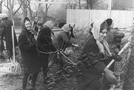 Подробнее о статье Рабочие завода «Ревтруд» на коммунистическом субботнике (Ед.хр. 3315)