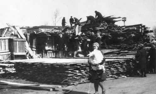 Подробнее о статье Рабочие завода «Ревтруд» на субботнике (Ед.хр. 3333)