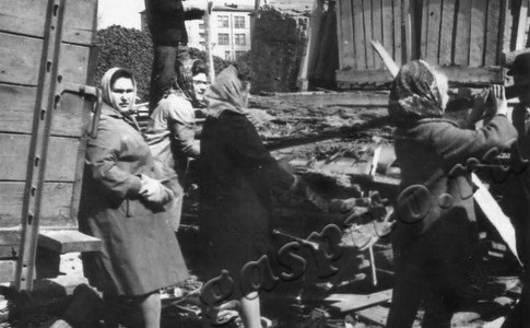 Подробнее о статье Рабочие завода «Ревтруд» на субботнике (Ед.хр. 3334)