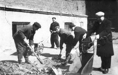 Подробнее о статье Рабочие завода «Ревтруд» на субботнике (Ед.хр. 3335)