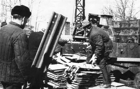 Подробнее о статье Рабочие завода «Ревтруд» на субботнике (Ед.хр. 3336)