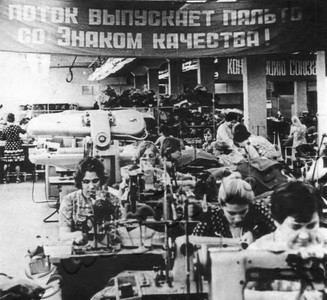 Подробнее о статье Швеи производственно-швейного объединения «Цна» на комсомольско-молодежном субботнике (Ед.хр. 3355)