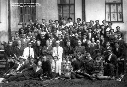 Подробнее о статье Слушатели десятимесячных инструкторских курсов птицеводства и птицепромышленности Н.К.З. (Ед.хр. 3374)