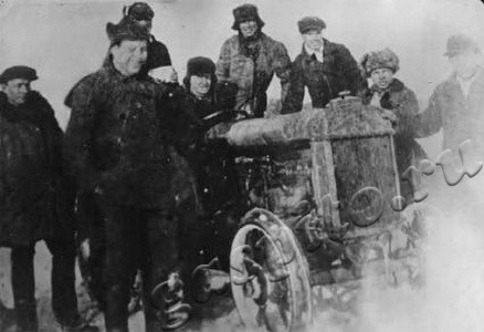 Подробнее о статье Первые трактористы (Ед.хр. 3377)
