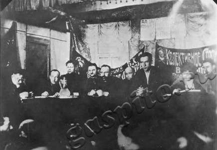 Подробнее о статье Президиум собрания крестьян, первый слева – председатель ЦИК М.И.Калинин (Ед.хр. 3380)