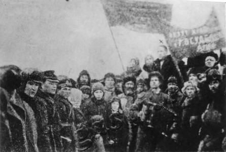 Подробнее о статье Участники собрания колхозников по сдаче первого колхозного хлеба в государство (Ед.хр. 3381)