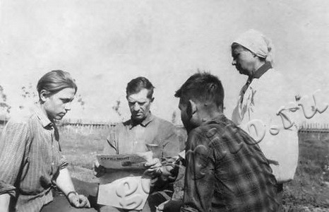 Подробнее о статье Обед на полевом стане колхоза «Большевик» (Ед.хр. 3407)