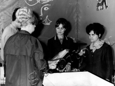 Подробнее о статье Молодые продавцы Тамбовского горпромторга (Ед.хр. 3412)