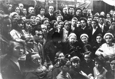 Подробнее о статье Участники Всесоюзного совещания работников просвещения, в центре заместитель наркома просвещения СРФСР Н.К.Крупская (Ед.хр. 3487)