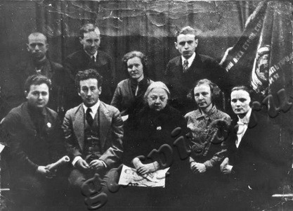 Подробнее о статье Участники Всесоюзного совещания работников просвещения, в центре заместитель наркома просвещения СРФСР Н.К.Крупская (Ед.хр. 3488)