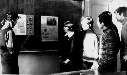 Подробнее о статье Секретарь комсомольской организации средней школы № 1 г.Тамбова Р.В.Илларионова проводит занятие кружка «Наш Ленинский комсомол» (Ед.хр. 3501)