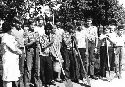 Подробнее о статье Учащиеся средней школы № 1 г.Тамбова, участники городской операции «Адрес заботы – дом, улица, город» в сквере имени В.С.Петрова (Ед.хр. 3506)