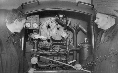 Подробнее о статье Мастер производственного обучения Тамбовского авто-мотоклуба ДОСААФ А.Т.Веретенников проводит занятие с учащимися (Ед.хр. 3512)