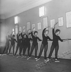 Подробнее о статье Репетиция танцевального коллектива культурно-просветительного училища (Ед.хр. 3527)