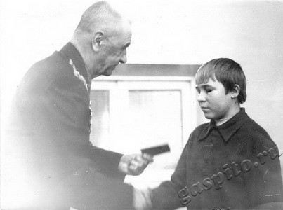 Подробнее о статье Участник Великой Отечественной войны И.В.Савиных вручает комсомольский билет учащемуся ГПТУ № 6 (Ед.хр. 3544)