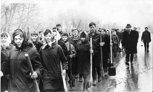 Подробнее о статье Учащиеся Тамбовского приборостроительного техникума на субботнике (Ед.хр. 3546)