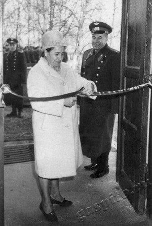 Подробнее о статье Секретарь Тамбовского обкома КПСС О.К.Сазонова разрезает красную ленту, рядом начальник политотдела ТВАТУ полковник М.Н.Мишин (Ед.хр. 3553)