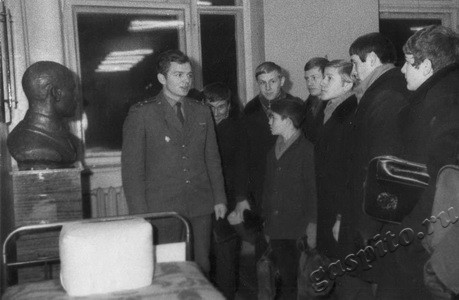 Подробнее о статье Школьники г.Тамбова на экскурсии у койки комиссара 1-го батальона училища, Героя Советского Союза Александра Николаевича Московского (Ед.хр. 3554)