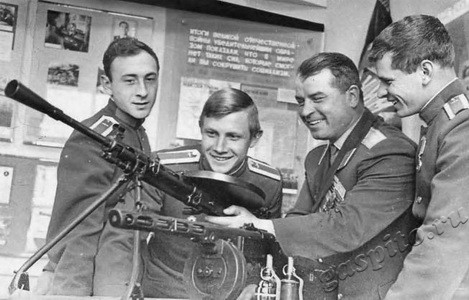 Подробнее о статье Курсанты на занятиях по изучению оружия (Ед.хр. 3558)