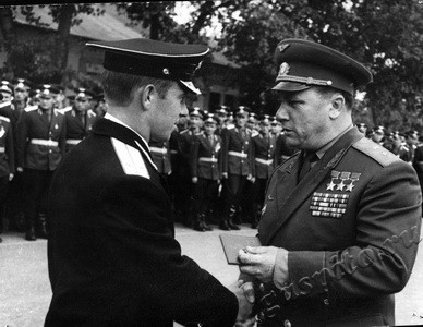 Подробнее о статье Трижды Герой Советского Союза, генерал-полковник авиации Иван Никитович Кожедуб вручает диплом об окончании ТВАТУ (Ед.хр. 3561)