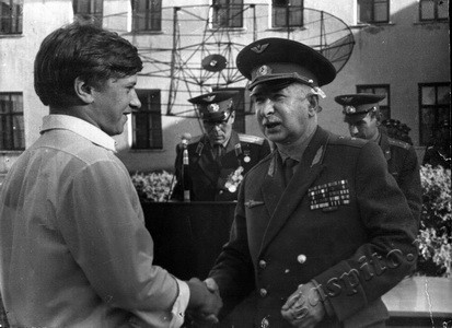 Подробнее о статье Генерал-лейтенант авиации Н.А.Сбытов вручает удостоверение выпускнику школы юного радиотехника имени Н.А.Сбытова (Ед.хр. 3564)