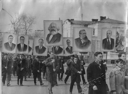 Подробнее о статье Преподаватели, студенты ТИХМАа на первомайской демонстрации (Ед.хр. 3566)