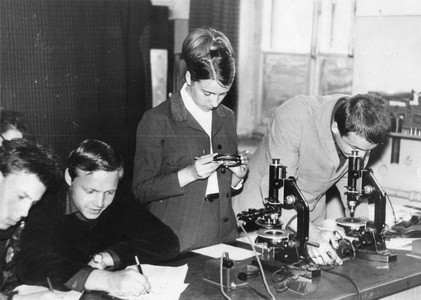 Подробнее о статье Студенты ТИХМа в лаборатории физики (Ед.хр. 3572)