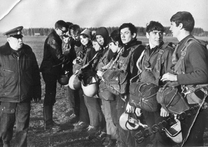 Подробнее о статье Студенты ТИХМа перед прыжком с парашютом (Ед.хр. 3576)