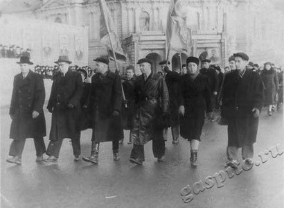 Подробнее о статье Преподаватели, студенты ТГПИ на демонстрации в честь 34-ой годовщины Великой Октябрьской социалистической революции (Ед.хр. 3580)