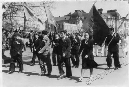 Подробнее о статье Преподаватели, студенты ТГПИ на первомайской демонстрации (Ед.хр. 3581)