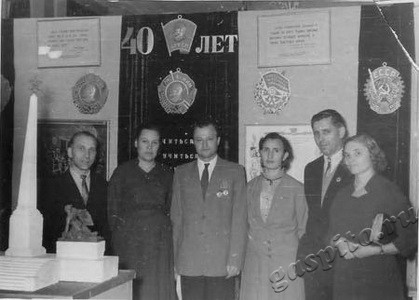 Подробнее о статье Группа преподавателей и студентов ТГПИ в день 40-летия ВЛКСМ (Ед.хр. 3583)