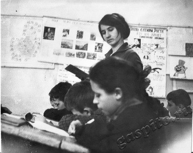 Подробнее о статье Студентка 4 курса филологического факультета ТГПИ Тамара Улюкова на практике в средней школе № 22 г.Тамбова (Ед.хр. 3611)