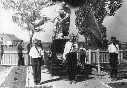 Подробнее о статье Открытие памятника участнику Великой Отечественной войны Алексею Дмитриевичу Шмелеву (Ед.хр. 3654)