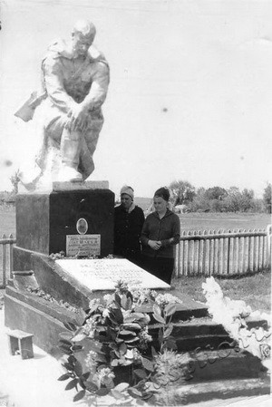 Подробнее о статье Открытие памятника участнику Великой Отечественной войны Алексею Дмитриевичу Шмелеву (Ед.хр. 3656)