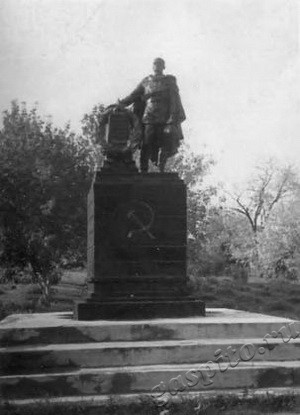 Подробнее о статье Памятник воинам погибшим в годы Великой Отечественной войны (Ед.хр. 3658)