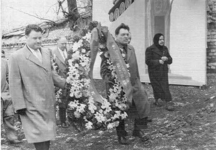 Подробнее о статье Возложение венков к монументу «Танк «тамбовский колхозник», второй слева первый секретарь Тамбовского обкома КПСС. Г.С.Золотухин (Ед.хр. 3660)