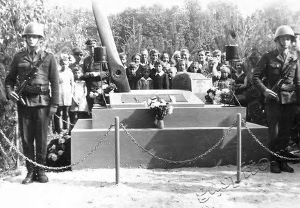 Подробнее о статье Открытие памятника советскому летчику капитану Н.Г.Маркину в с.Зарудня (Ед.хр. 3663)