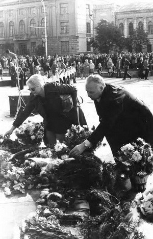 Подробнее о статье Возложение цветов к памятнику Герою Советского Союза З.Космодемьянской (Ед.хр. 3675)