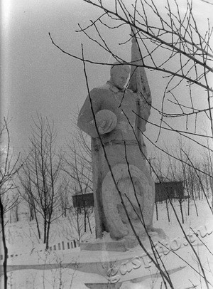 Подробнее о статье Памятник воину в парке (Ед.хр. 3719)