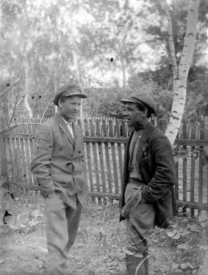 Подробнее о статье Инструктор Инжавинского РК ВЛКСМ Г.И.Крылов у здания Ижавинского райкома (Ед.хр. 3748)